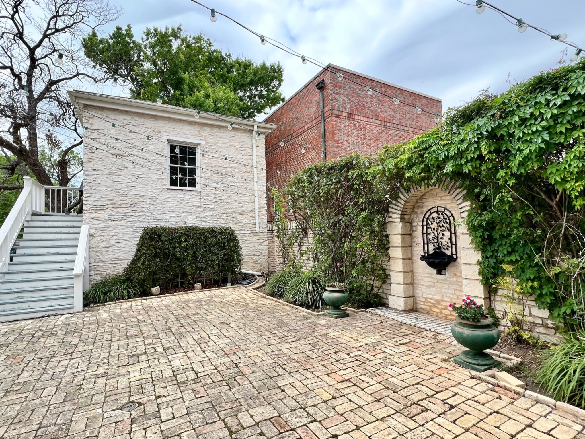 Neill-Cochran House Museum. A large brick building with a statue in front of a house