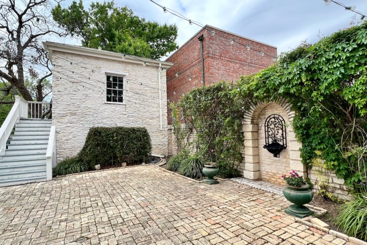 Neill-Cochran House Museum. A large brick building with a statue in front of a house